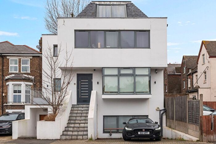 4 Bedroom Maisonette To Rent In Ridge Road, London, NW2