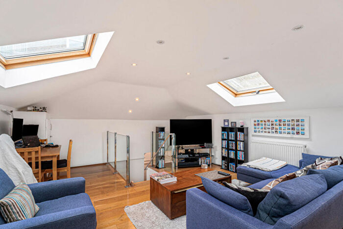 2 Bedroom Apartment For Sale In Balls Pond Road, London, N1