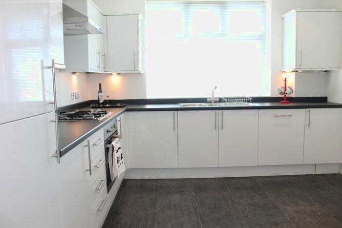 2 Bedroom Maisonette To Rent In Mile Oak Road, Portslade, BN41