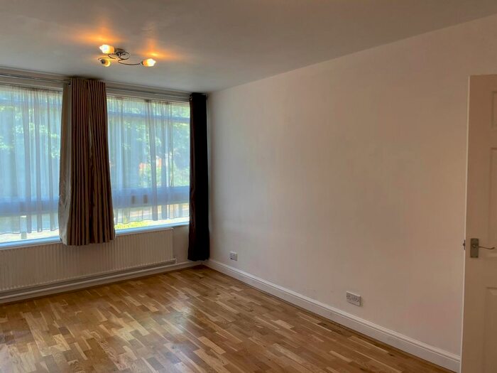 2 Bedroom Flat To Rent In Belmont Hill, London, SE13