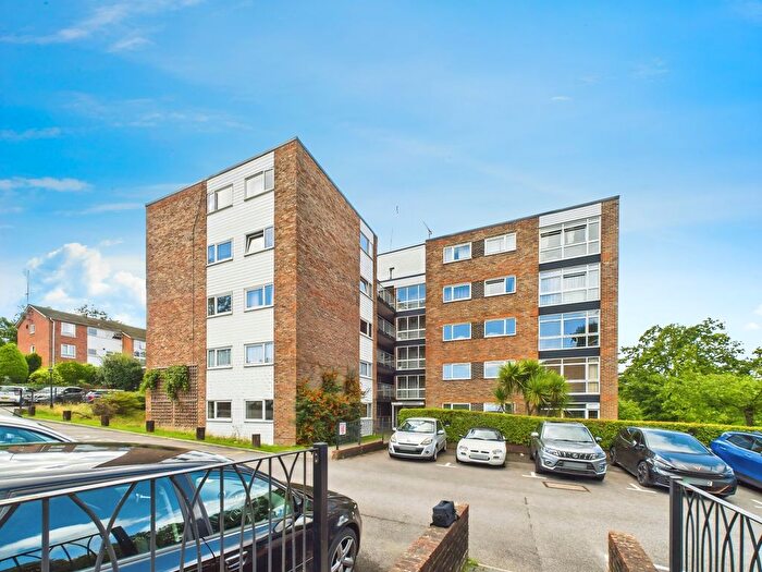 2 Bedroom Flat For Sale In Paddockhall Road, Haywards Heath, RH16