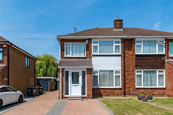 4 Bedroom Semi-Detached House For Sale In Arnold Close, Luton, Bedfordshire, LU2
