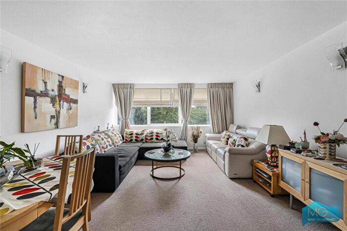 2 Bedroom Apartment For Sale In Salisbury Avenue, London, N3