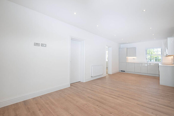 3 Bedroom Flat For Sale In Caterina Court, A Fairmead, Surbiton, KT5