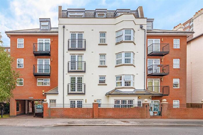 2 Bedroom Apartment For Sale In Regents Court, Alexandra Road, Southend-On-Sea, SS1