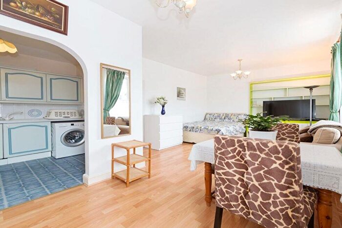 Flat To Rent In Grosvenor Gardens, Willesden Green, NW2