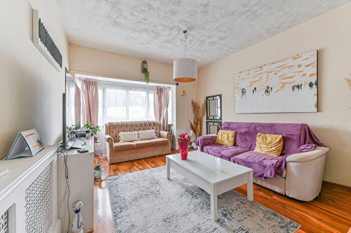 3 Bedroom Flat To Rent In Norbury Crescent, Norbury, London, SW16