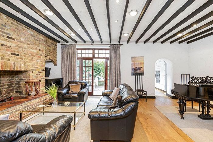 3 Bedroom Flat To Rent In Queens Gate Gardens, South Kensington, London, SW7