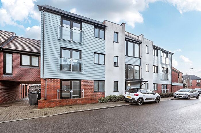 2 Bedroom Flat For Sale In Hawley Drive, Leybourne, West Malling, ME19