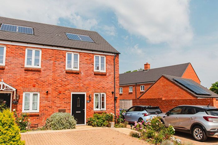 2 Bedroom End Terrace House For Sale In Smythe Road, Banbury, OX16