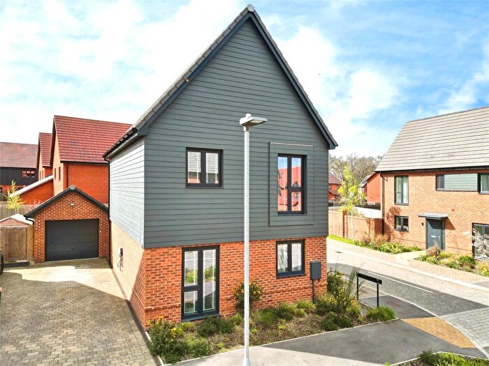 3 Bedroom Detached House For Sale In Paddock Way, Crowthorne, Berkshire, RG45