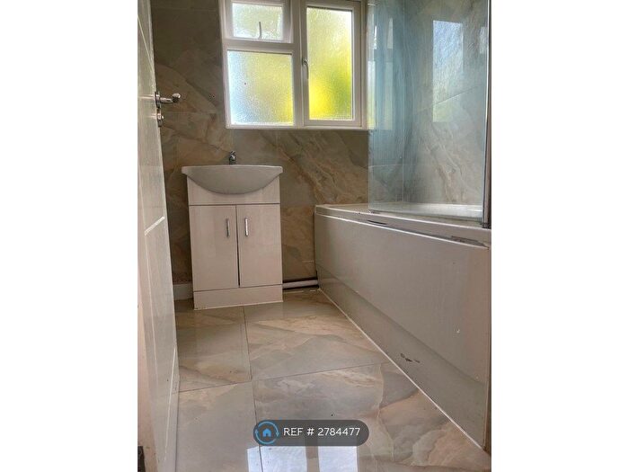 3 Bedroom Terraced House To Rent In Magpie Hall Road, Chatham, ME4