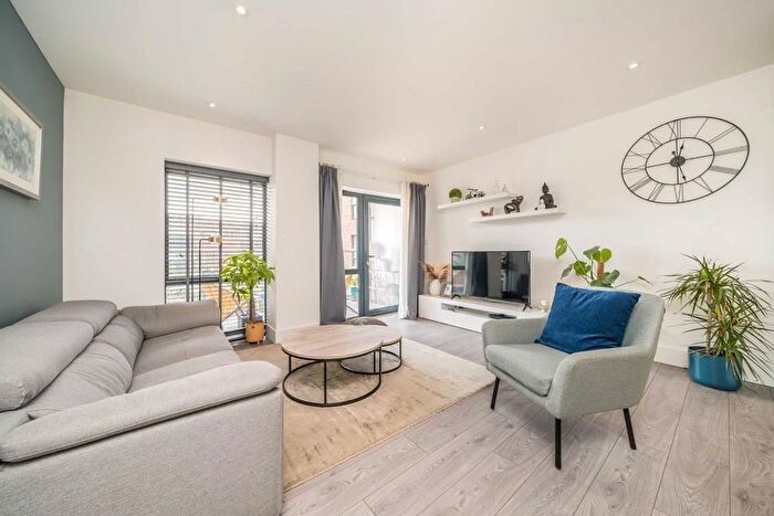 2 Bedroom Flat To Rent In Etwell Place, Surbiton, KT5