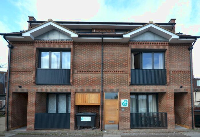 2 Bedroom Flat To Rent In Station Road, West Wickham, BR4