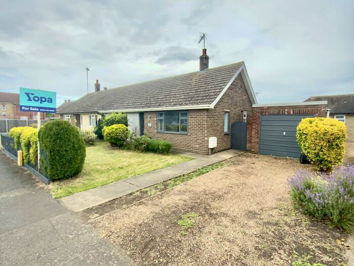 2 Bedroom Semi-Detached Bungalow For Sale In The Hoplands, Sleaford, NG34