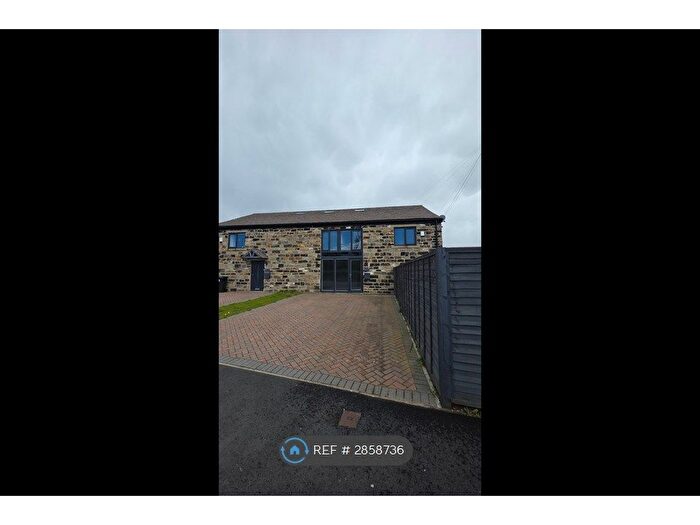 3 Bedroom Semi Detached House To Rent In Booth Holme Close, Bradford, BD4