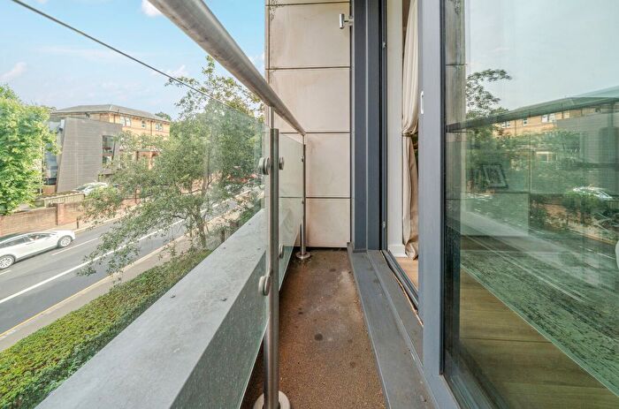 2 Bedroom Flat For Sale In Devonshire House, Putney Hill, London, SW15