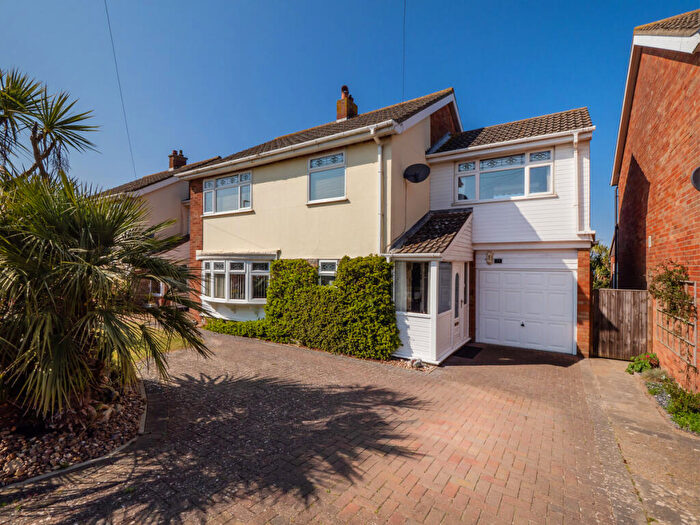 4 Bedroom Detached House For Sale In Clifton Park, Cromer, NR27