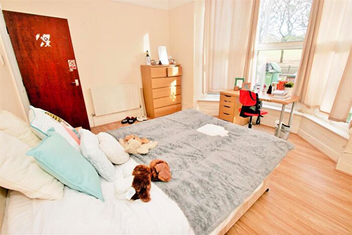 3 Bedroom Apartment To Rent In Hyde Park Road, Hyde Park, Leeds, LS6