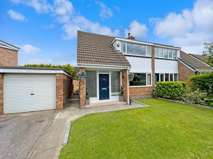4 Bedroom Semi-Detached House For Sale In Fair View, Pontefract, WF8