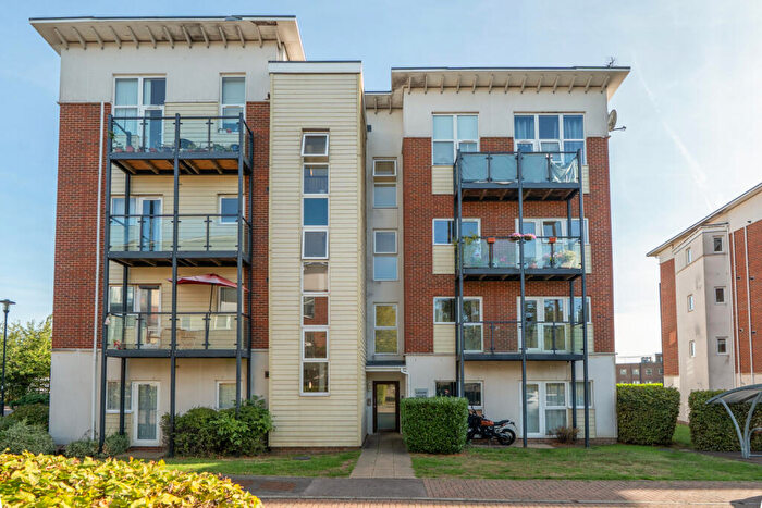 1 Bedroom Flat For Sale In Cedar House, Park View Road, KT22