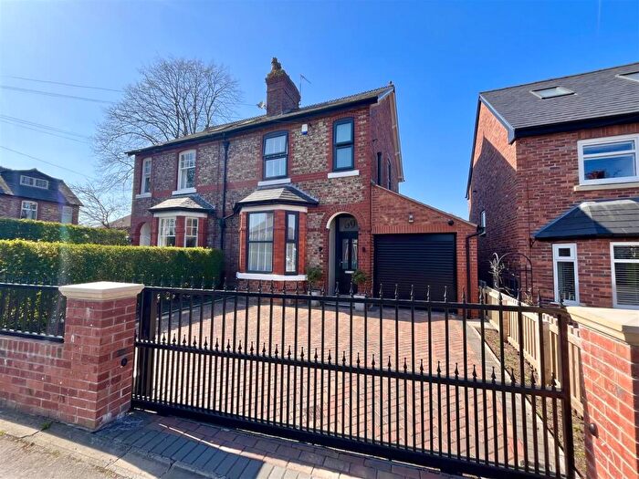 3 Bedroom House For Sale In Heyes Lane, Alderley Edge, SK9