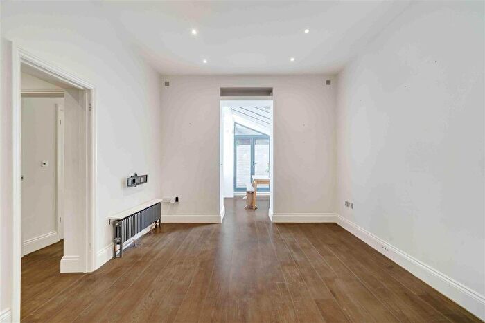 2 Bedroom Flat For Sale In Castletown Road, London, W14