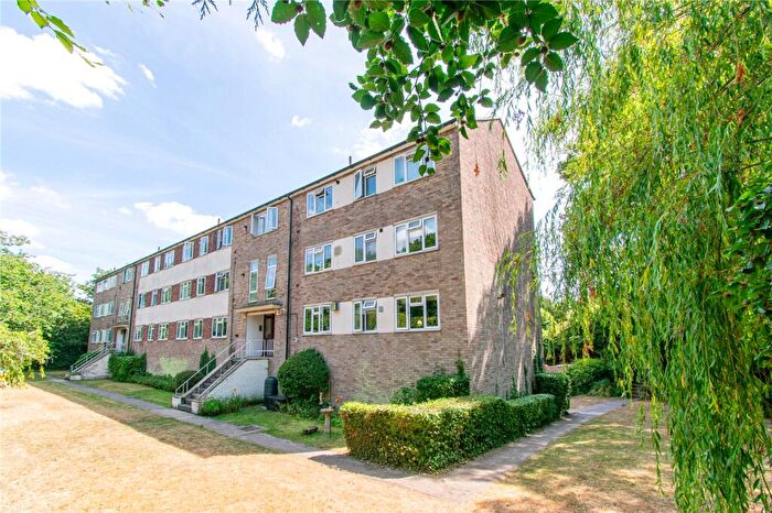 2 Bedroom Apartment For Sale In Old Bath Road, Newbury, Berkshire, RG14