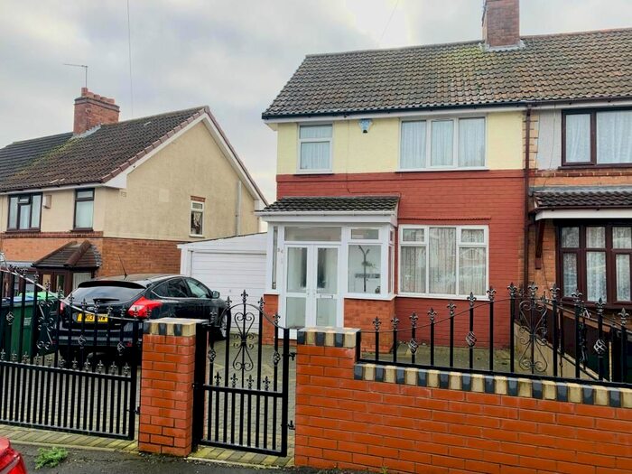 3 Bedroom Semi-Detached House To Rent In The Oval, Bearwood, Smethwick, B67