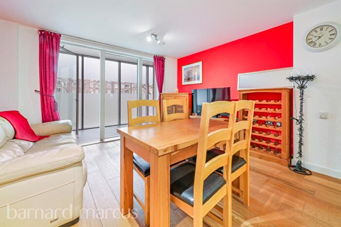 2 Bedroom Flat For Sale In Glengall Road, London, SE15