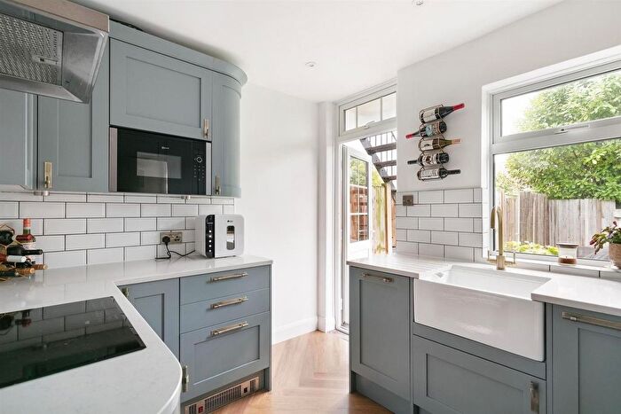 3 Bedroom Flat To Rent In Tilehurst Road, Earlsfield, London, SW18