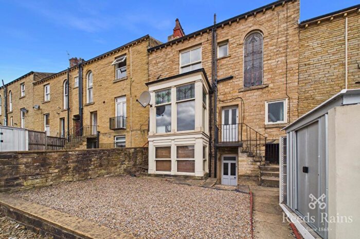 1 Bedroom Apartment To Rent In Clare Hill, Huddersfield, West Yorkshire, HD1