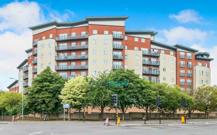 3 Bedroom Flat To Rent In Aspects Court, Slough, SL1