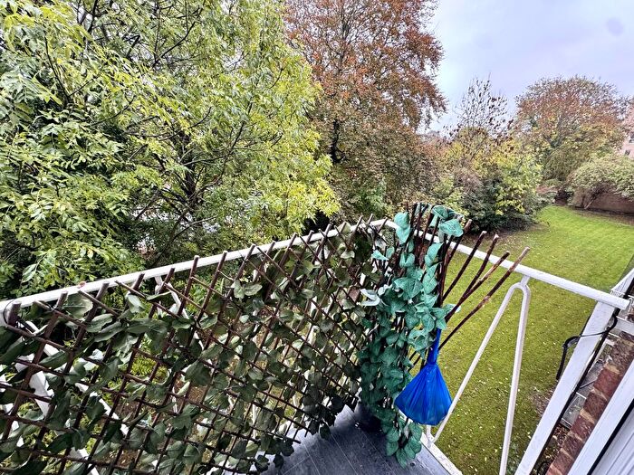 2 Bedroom Flat To Rent In Memorial Close, Hounslow, Middlesex, TW5