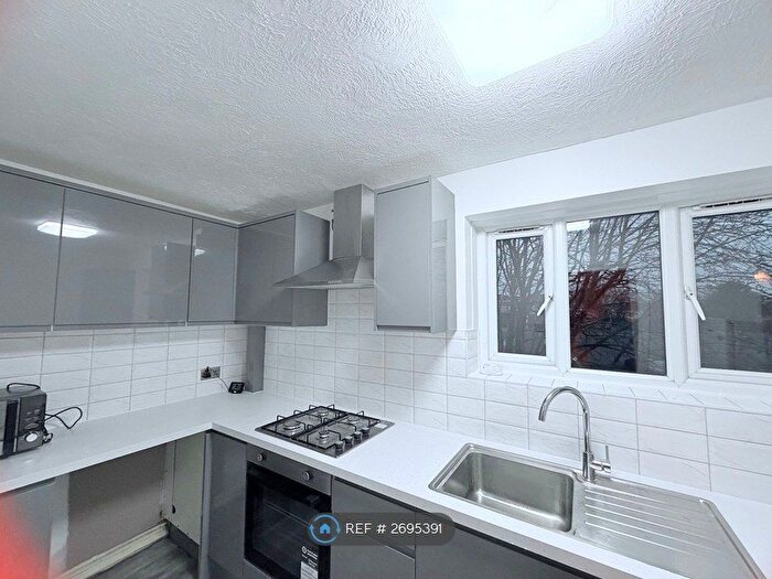 2 Bedroom Flat To Rent In Birchwood Close, Morden, SM4