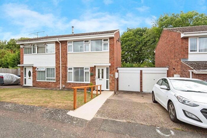 3 Bedroom Semi-Detached House For Sale In Lindsay Close, Royston, SG8
