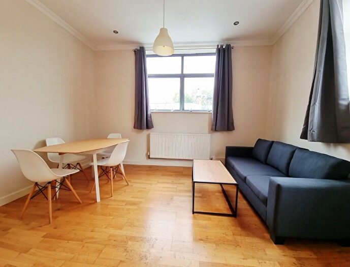2 Bedroom Flat To Rent In Queens Row, London, SE17