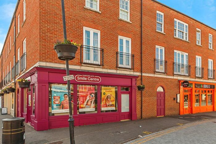 2 Bedroom Apartment For Sale In Hampden Square, Aylesbury, HP19