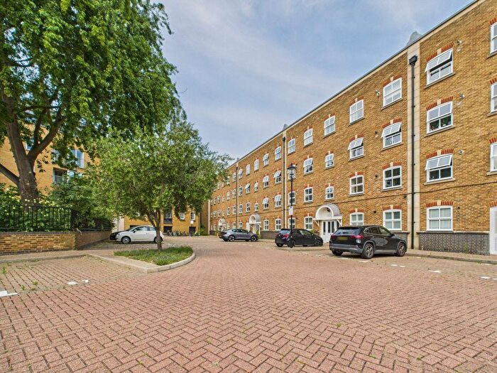 3 Bedroom Flat To Rent In Leathermarket Court, London, SE1