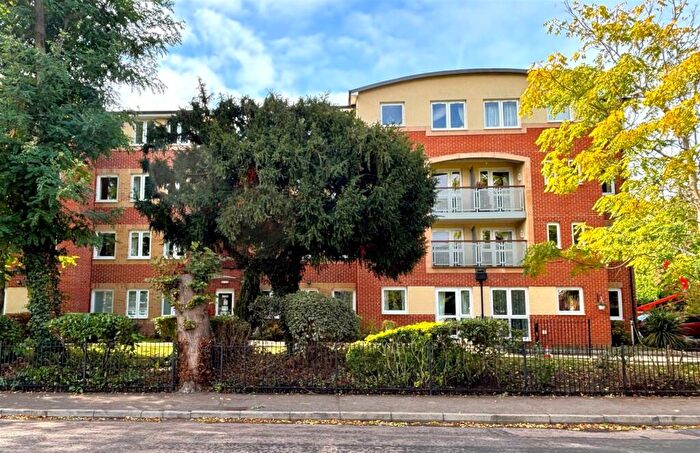 2 Bedroom Retirement Property For Sale In Oaktree Court, Addlestone Park, Addlestone, KT15