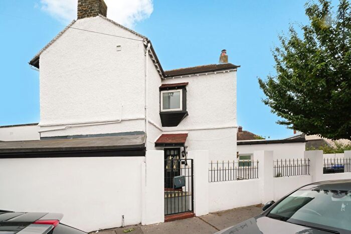 3 Bedroom Detached House To Rent In Raymead Avenue, Thornton Heath, CR7