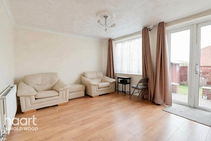 3 Bedroom Maisonette For Sale In Petersfield Avenue, Harold Hill, RM3