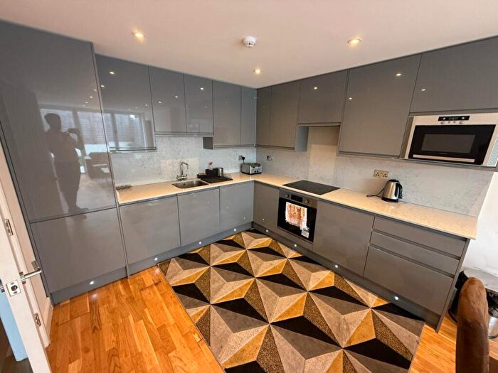3 Bedroom Flat To Rent In Ballards Lane, Finchley, N3