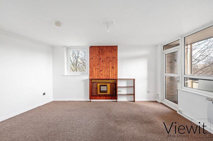 2 Bedroom Flat To Rent In Brocklebank House, Glenister Street, London, E16