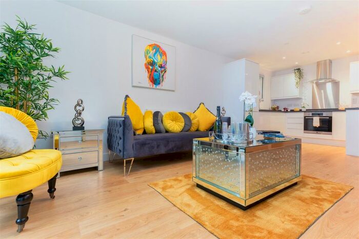 1 Bedroom Flat To Rent In Marketfield Way, Redhill, RH1