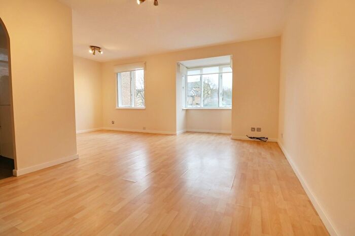 2 Bedroom Flat To Rent In Gables Close, London, SE12