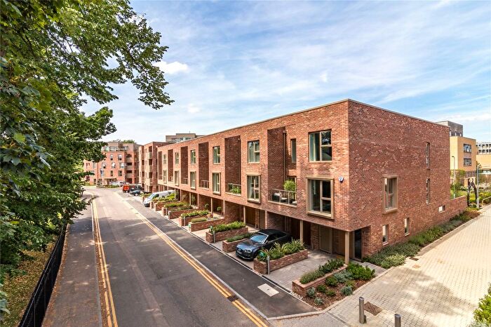 5 Bedroom Town House For Sale In Harrison Drive, Cambridge, Cambridgeshire, CB2