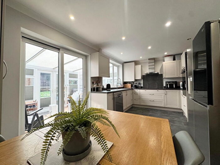 3 Bedroom Semi-Detached House For Sale In Bakewell Drive, Castle Donington, Derby, DE74