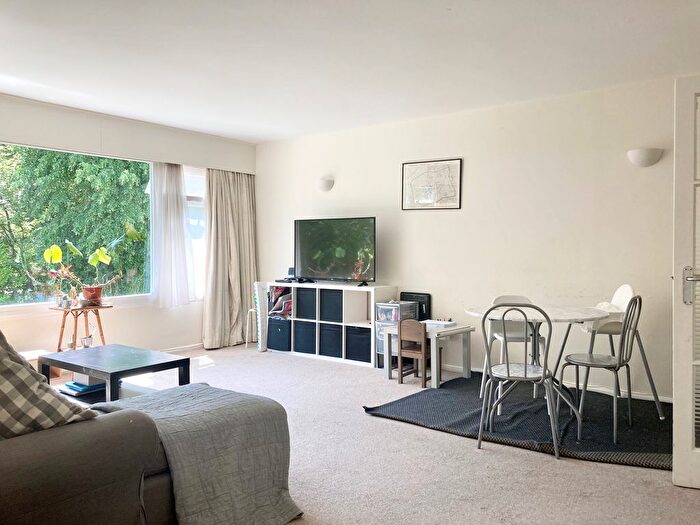 2 Bedroom Flat To Rent In Whitehall Lane, Buckhurst Hill, IG9