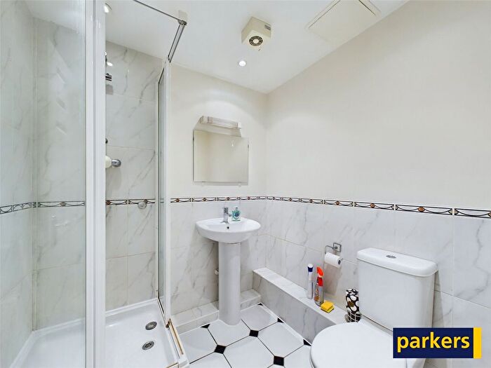 2 Bedroom Flat For Sale In Carmelite Drive, Reading, Berkshire, RG30